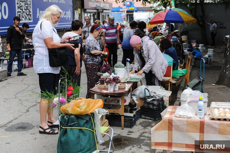 Незаконная уличная торговля. Рынки. Челябинск, торговля, продукты, пенсионерка, рынок, бабушка, продажа, уличная торговля, базар, рынки