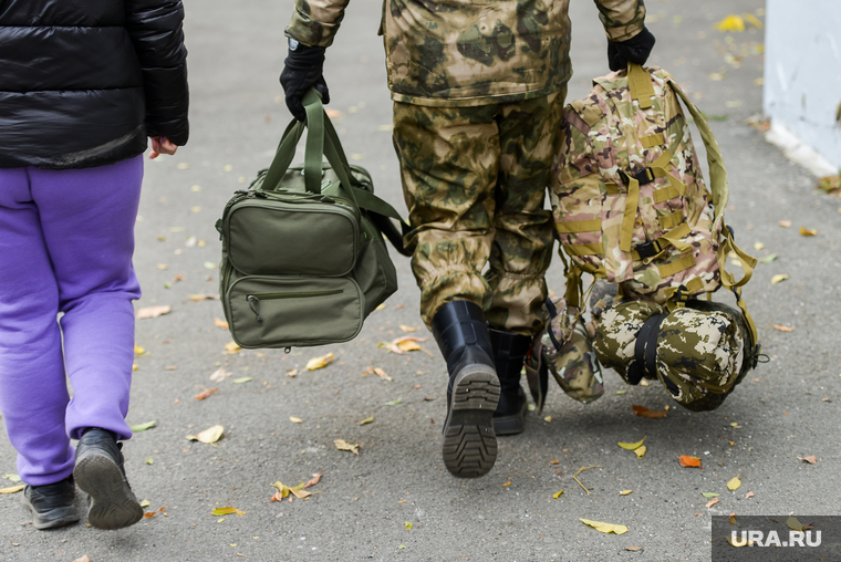 Отправка мобилизованных из Тракторозаводского военкомата. Челябинск , амуниция, военкомат, рюкзак, вещмешок, коврик, спецоперация, мобилизация, сво, отправка