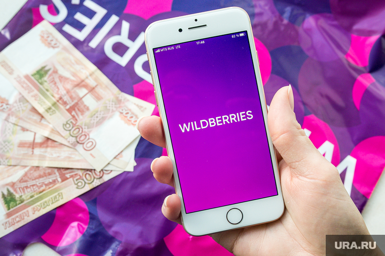 Пункт выдачи Wildberries. Тюмень, интернет-магазин, wildberries, вайлдберриз, смартфон в руке, marketplace, маркетплейс, покупка в интернете