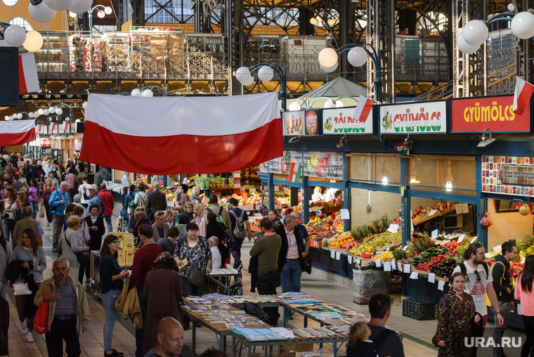 Виды Будапешта. Венгрия, продукты, еда, центральный рынок будапешта, флаг польши