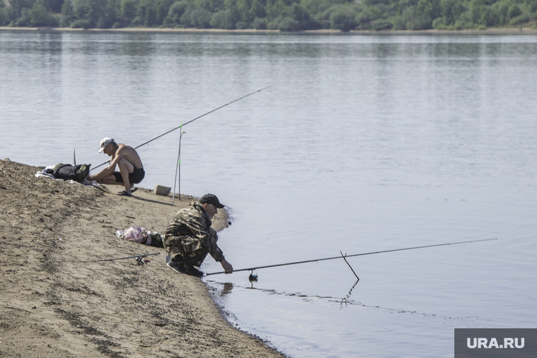 Набережная реки Кама. Пермь, рыбалка, река кама, рыбаки на реке