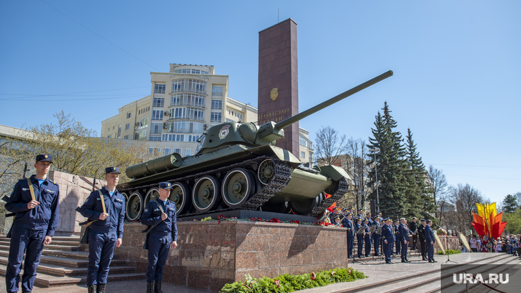 Возложение в День Победы. Пермь, воинские почести, т 34, памятник уральскому добровольческому танковому корпусу