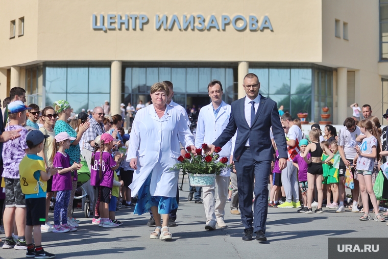 Сотрудники Центра Илизарова возложили цветы к памятнику легендарному врачу