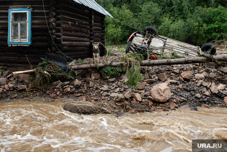 Последствия паводка в городе Нижние Серги. Свердловская область, непогода, паводок, перевернутая машина, наводнение, потоп, подтопление