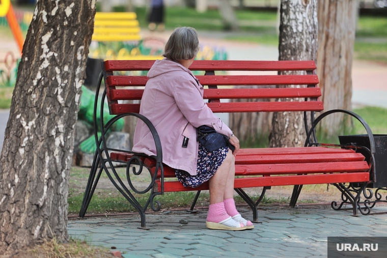 Город. Лето. Курган, пенсионерка, скамейка, парк, бабушка, пенсия
