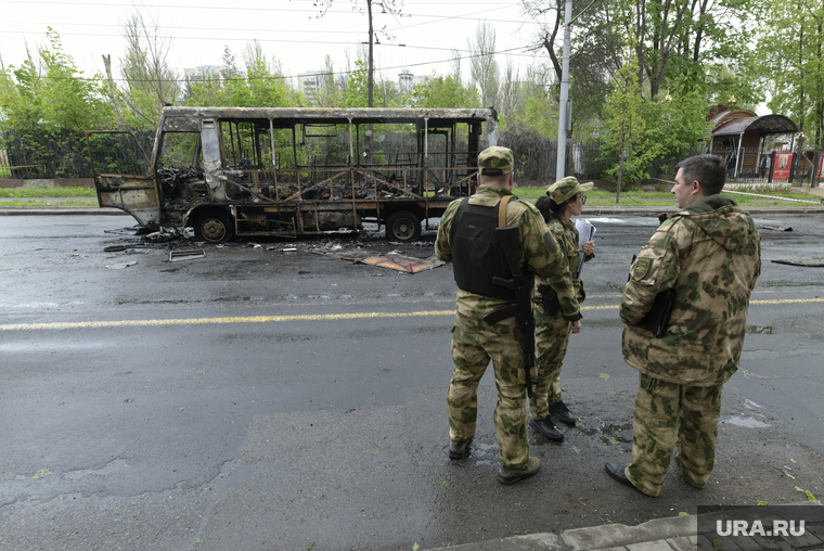 Обстрел в Донецке. Во время сегодняшнего обстрела в Донецке погибло 7 человек (пассажиры автобуса) и 19 пострадало. Донецк, ДНР, донецк, обстрел, сво