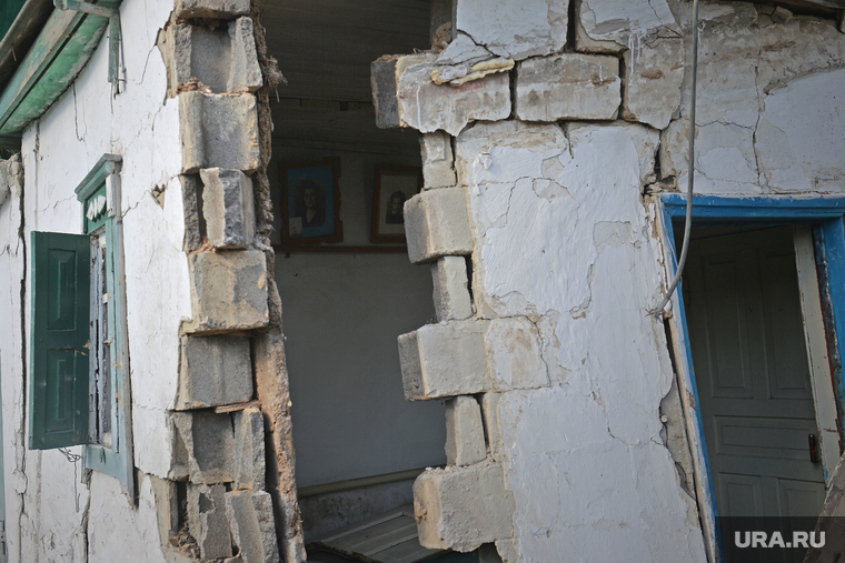 Село Амвросиевка. Последствия обстрела "градом". Украина, война, разрушенные здания, последствия взрывов, разрушения