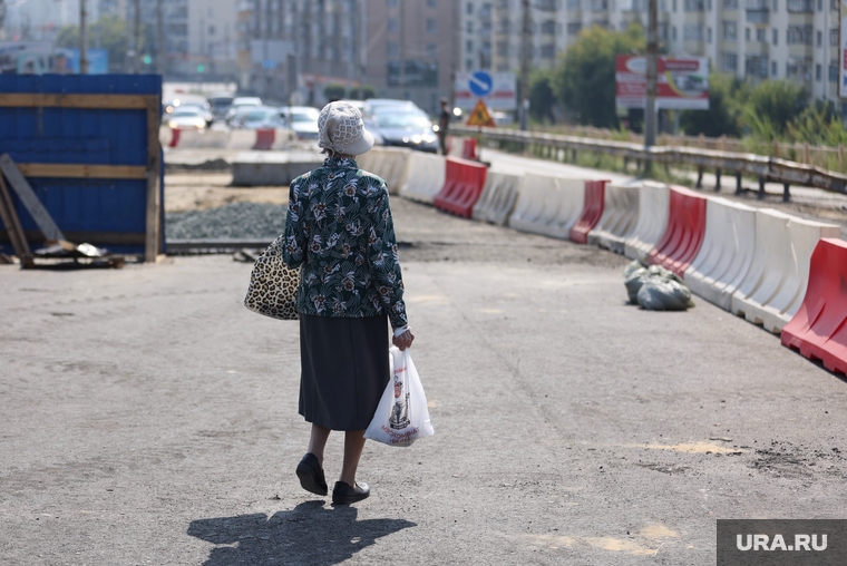 Некрасовский мост. Курган, пенсионерка, ремонтные работы, пешеходы, ремонт моста, бабушка, некрасовский мост, мост некрасова