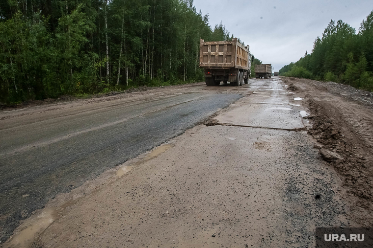 Провал на дороге Тюмень - Ханты-Мансийск. Уватский район, ямы на дороге