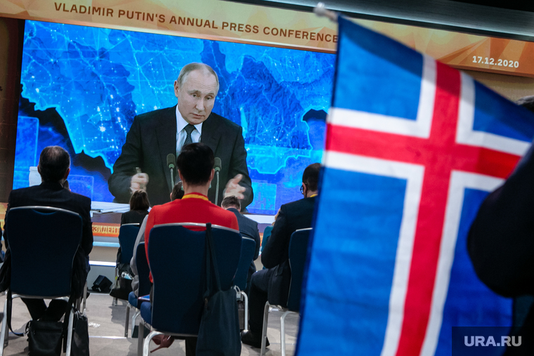 Большая пресс-конференция президента РФ. Москва, путин на экране, флаг исландии