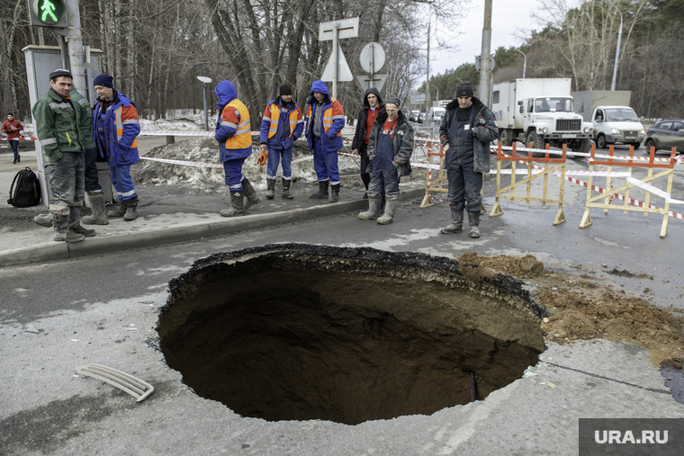 Провал на шоссе Космонавтов. Пермь, коммунальная авария, водоканал, провал дорожного покрытия, новогор