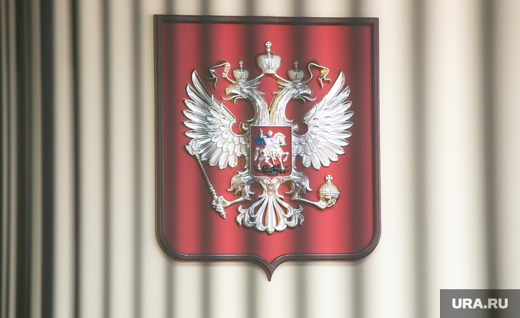 Ольга Вильямсон в суде. Тюмень , герб рф, решетка, скамья подсудимых, судебное заседание, герб, герб россии, суд