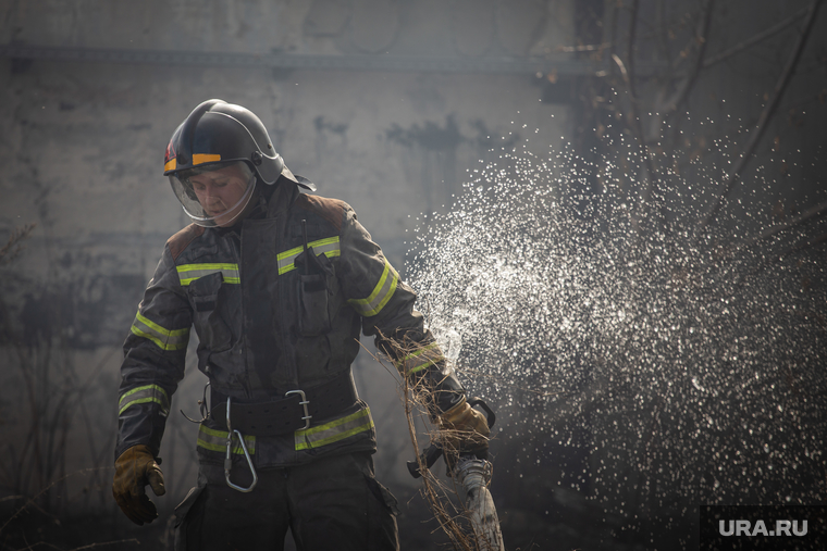 Пожар на складах. Екатеринбург, мчс, тушение огня, брызги воды, пожарный рукав, пожарный