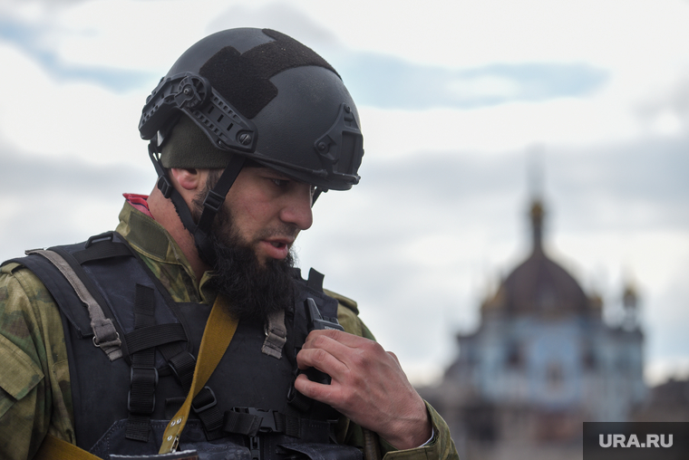 Работа чеченского добровольческого батальона Ахмат в Мариуполе. Украина, чеченцы, бой, бронежилет, каска, боец, боевые действия, воин, армия, военные, связь, рация, донбасс, война, патруль, обмундирование, часовой, снаряжение, патрулирование, зачистка, ахмат, солдат, сво, кадыровцы