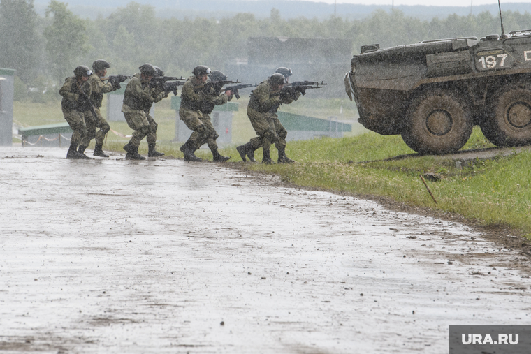 Первый день форума "Армия 2019" на Свердловском полигоне. Екатеринбург, военная техника, оружие, грязь, военнослужащие, пасмурная погода, дождь, полигон, солдат, боевые учения
