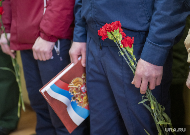 Похороны на Северном кладбище погибшего в зоне СВО старшего сержанта ВДВ Рожкова Вадима. Пермь, гвоздики, траурная церемония, прощание с погибшим в сво