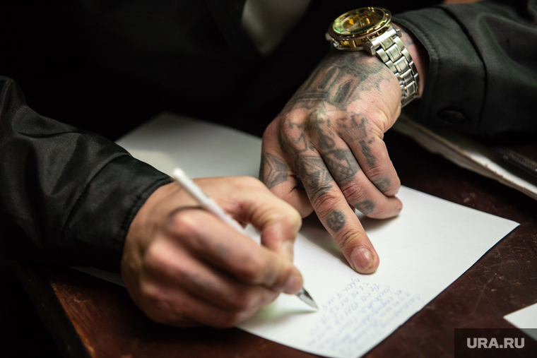 Клипарт. Сургут, осужденный, зона, тюрьма, арестант, татуировка на руке, рука заключенного, зэк пишет письмо