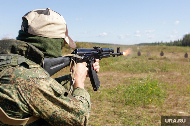 Тренировка добровольцев перед отправкой в Украину. Свердловская область, милитари, автомат, калашников, армия, оружие, стрельба, война, добровольцы, выстрел, спецоперация, чвк, сво, наемники