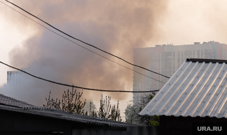 Пожар в частном доме на улице Татищева. Екатеринбург, дым, пожар, чп, город, частный сектор