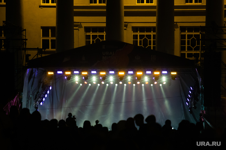 Уральский фестиваль «Ночь музыки» (Ural Music Night). Екатеринбург, сцена, ночь, зрители, толпа