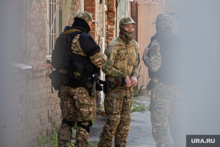 Вооруженные люди у центра ЧВК «Вагнер». Екатеринбург, силовики, силовые структуры, вооруженные люди