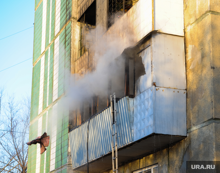 Пожар в общежитии. Челябинск, дым, пожар, балкон