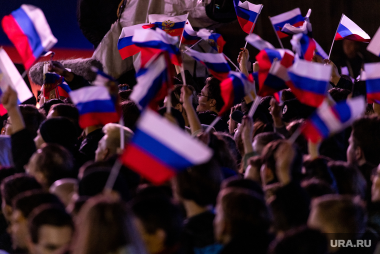 Митинг на Красной площади в поддержку присоединения новых территорий к РФ. Москва, российский флаг, митинг, триколор, флаг россии, красная площадь