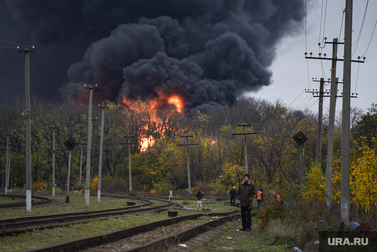 Пожар после обстрела нефтебазы в Шахтёрске. ДНР, дым, транспорт, пожар, пути, жд, огонь, железная дорога, нефтебаза