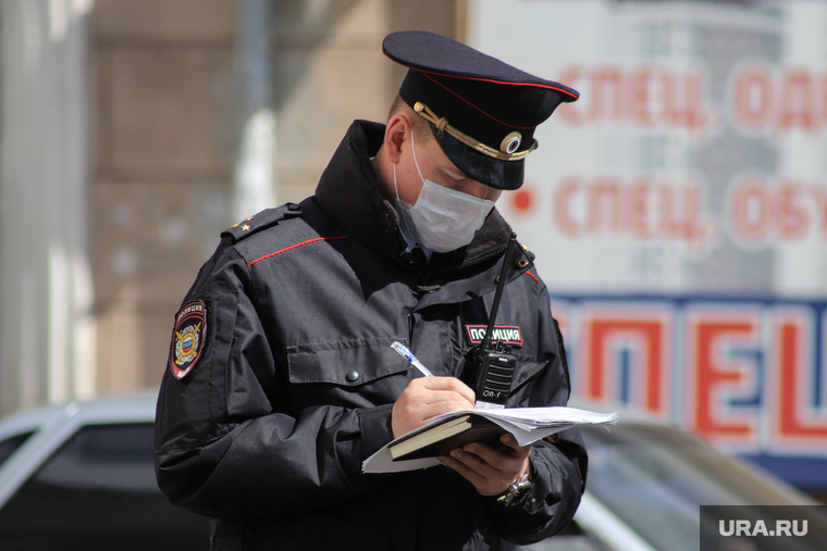Сотрудник полиции оформляет протокол жителям города, нарушившим режим самоизоляции. Курган, штраф, протокол, полиция, нарушение, Жители города, задержание, наряд полиции, нарушение режима
