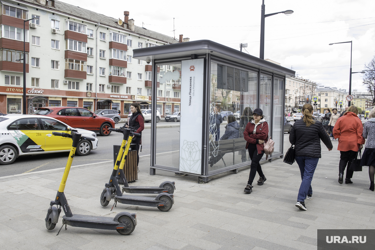 Повседневная жизнь. Пермь, остановка общественного транспорта, улица ленина, электросамокаты, умная остановка, остановка улица плеханова
