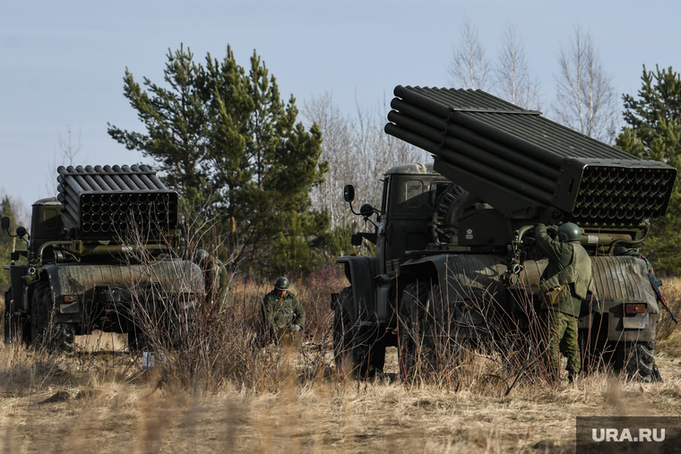 Тренировочные стрельбы мобилизованных с Центрального военного округа на полигоне Еланский. Свердловская область, военная техника, рсзо град, реактивная система залпового огня, реактивная артиллерия