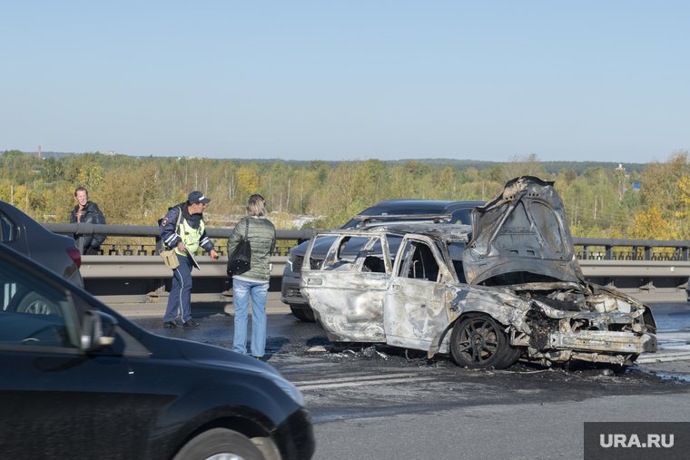 ДТП на Коммунальном мосту. Пермь, чп, дтп, гибдд, дпс, сгоревший автомобиль