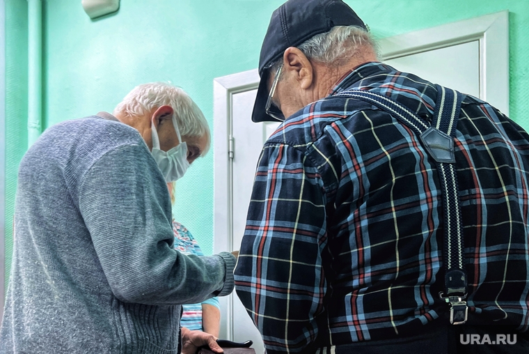 Поликлиника. Курган, пенсионер, поликлиника, пожилой мужчина, больница, очередь в больнице, пенсионеры в поликлинике