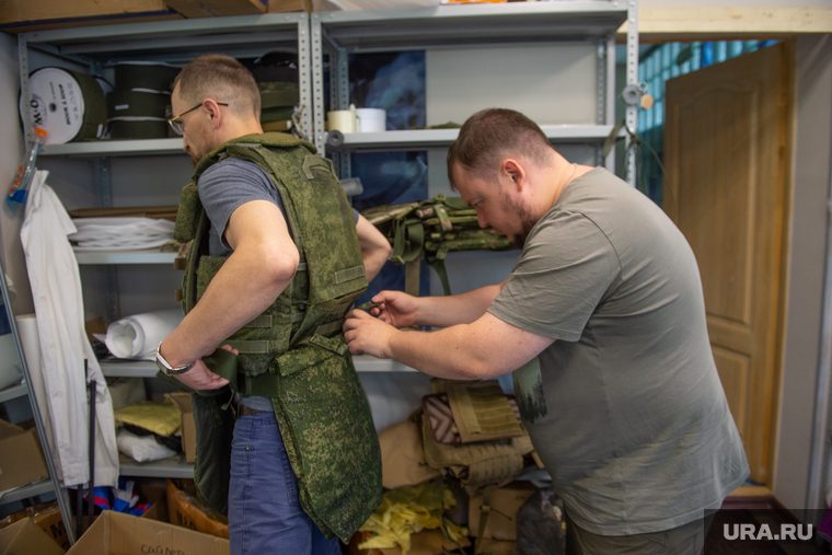 Денис Боронников контролирует процесс пошива бронежилетов. Пожелания и замечания заказчиков обязательно учитываются. Стоимость одного бронежилета варьируется от 40 до 90 тысяч рублей.