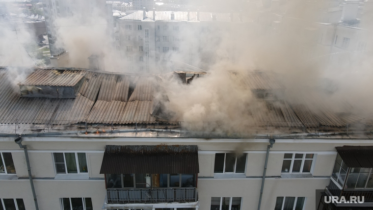 Пожар на кровле по адресу Шейнкмана, 19. Екатеринбург, пожар, крыша горит