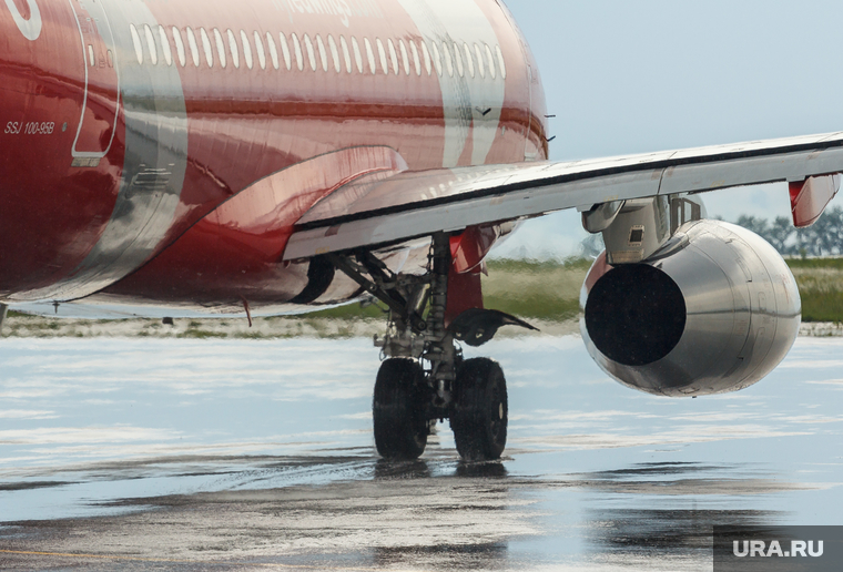 Аэропорт. Магнитогорск, взлет самолета, red wings