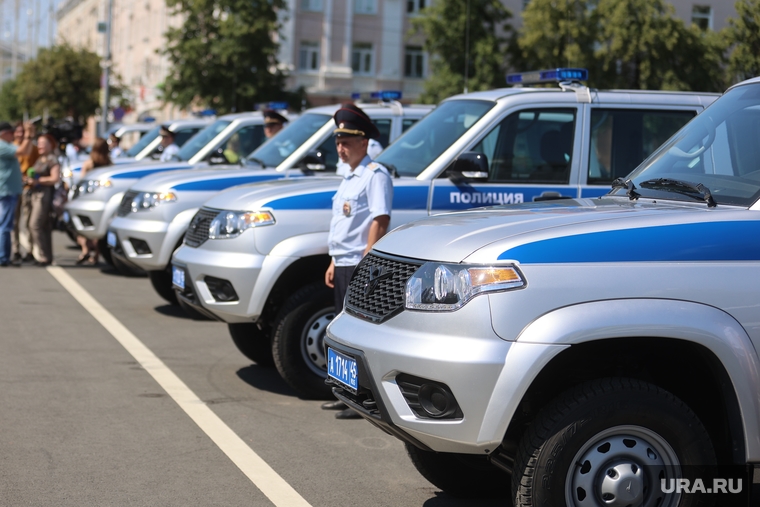 Губернатор Вадим Шумков вручает ключи от новых машин сотрудникам регионального управления МВД. Курган, полиция, машины полиции