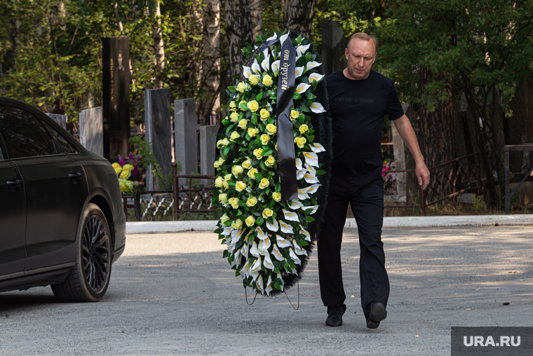 Церемония прощания с Сергеем Лухмановым. Верхняя Пышма, венок, похороны, церемония прощания