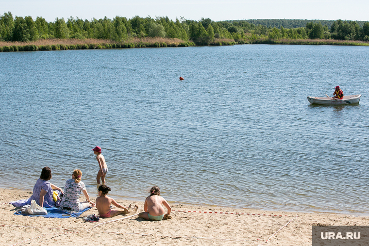 Пляж Верхний бор. Тюмень, вода, берег, лето, спасатель, карьер, пляж, отдых, озеро, водоем, река кама, спасательная лодка, лодка, отдых на берегу, база отдыха верхний бор, верхний бор