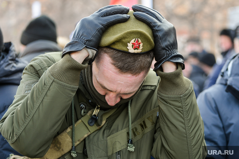 Клипарт. Возложение цветов, Мемориал на аллее Славы. Челябинск, боец, горе, армия, берет, голова, руки, солдат, мемориал, военный