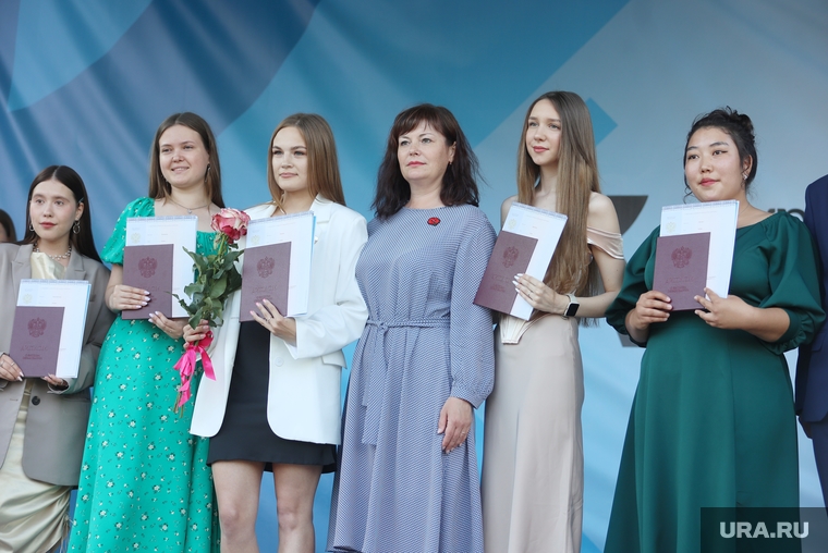 Вручение красных дипломов выпускникам КГУ. Курган , ситникова елена