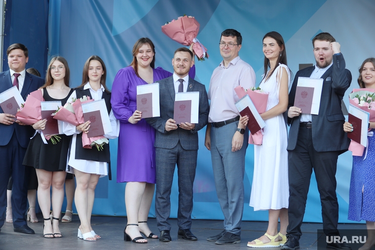 Более 200 выпускников Курганского госуниверситета получили дипломы с отличием