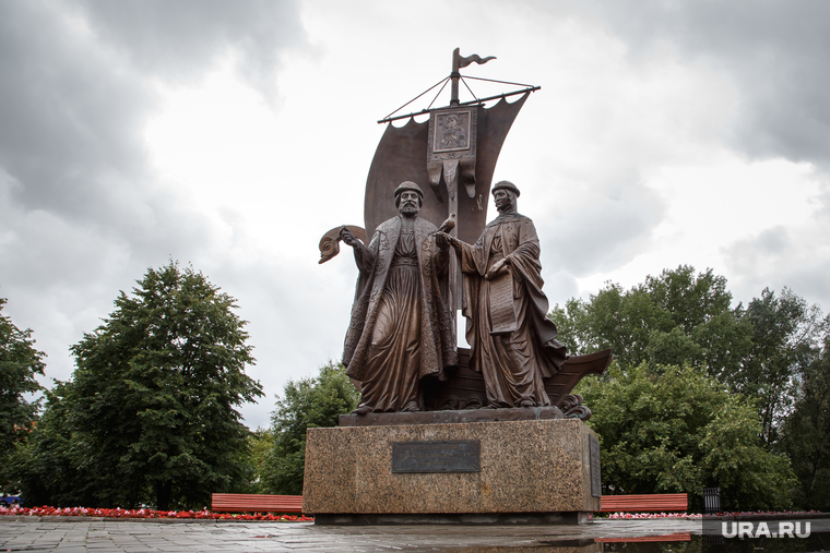 Памятник Петру и Февронии в сквере перед Храмом-на-Крови. Екатеринбург, памятник петру и февронии