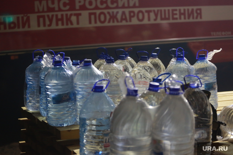 Пожар в Успенке. Тюмень , пожар, огонь, тушение пожара, бутылки с водой, вода, вода в бутылках, пожар в деревне