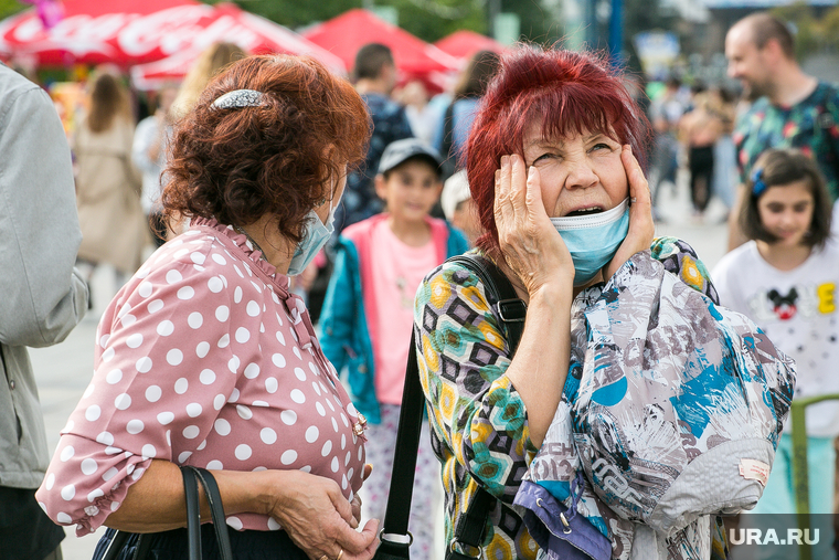 День города. Тюмень, пенсионерки, удивление, ужас, люди в масках, пенсия, пенсионеры, коронавирус