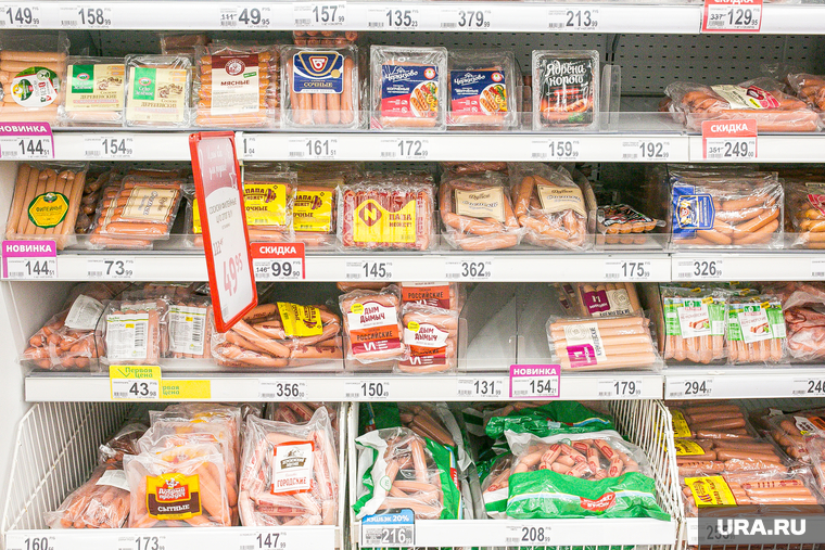 Продукты, овощи и фрукты. Тюмень, торговля, сосиски, упаковка, мясные продукты, сардельки, магазин, витрина, прилавок, выкладка товара, мясные полуфабрикаты, раскладка продуктов