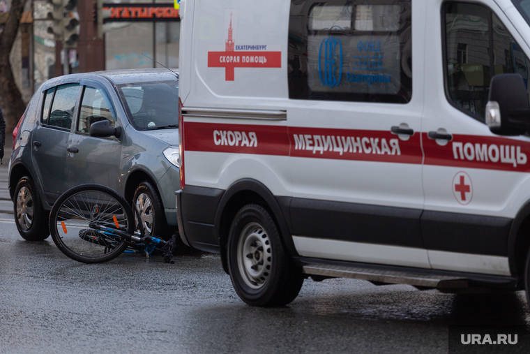 ДТП с участием велосипедиста у дома № 60 на улице Свердлова. Екатеринбург, рено, проезжая часть, дтп, авария, проишествие, велосипед, скорая медицинская помощь, велосипед под колесами