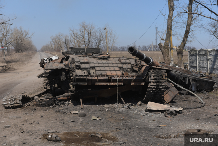 Волонтер развозит гуманитарную помощь по освобожденным селам.  ДНР, деревня, донбасс, военная, сельская местность, село, всу, разбитая техника, гуманитарная катастрофа, поврежденная, сгоревшая