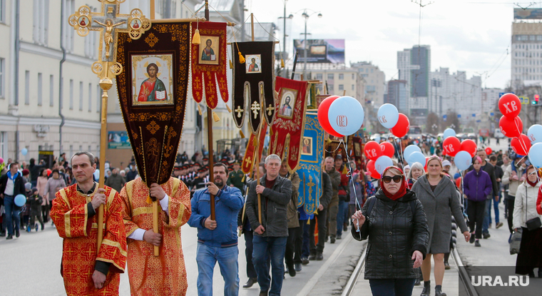 Крестный ход на Пасху. Екатеринбург, пасха, крестный ход, священнослужители, хоругвии