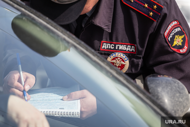 Сотрудники ГИБДД на дежурстве. Екатеринбург, запись, блокнот, проверка на дороге, автомобиль, полиция, гибдд, инспектор дпс, дпс, дорожная безопасность
